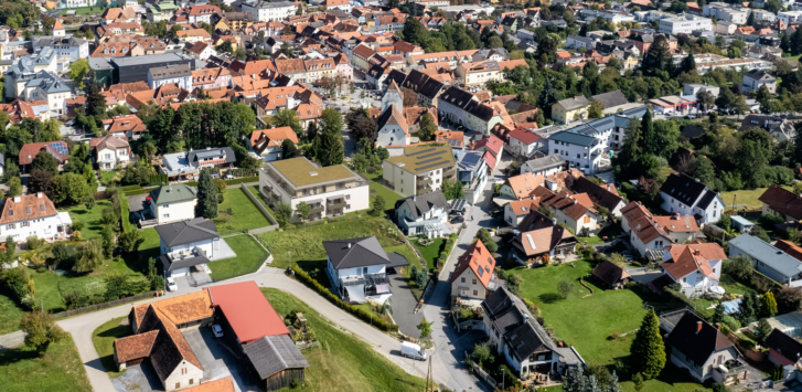 Luftaufnahme OASIS Tabor Weiz mit Blick auf Strobl Bau - Holzbau Wohnungen und Hauptplatz Weiz