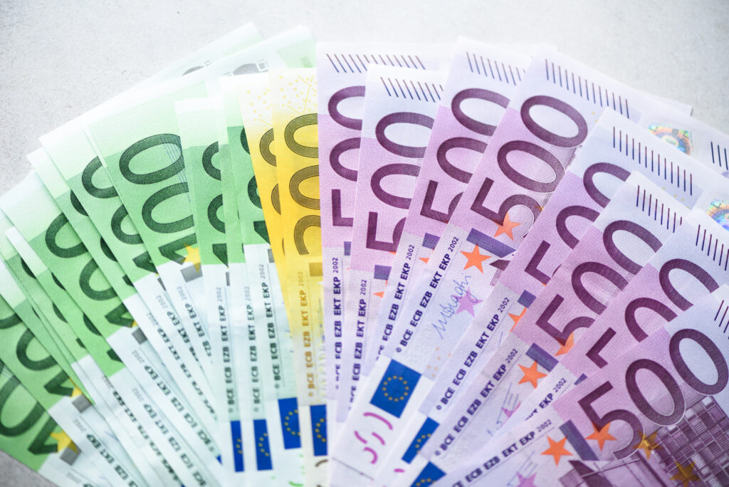 Euroscheine in grün, gelb und rosa