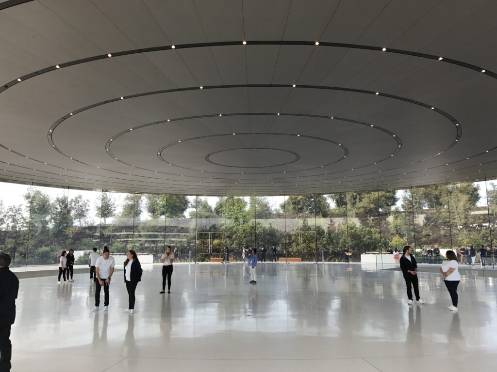 Menschen bewegen sich auf dem Apple Campus in Cupertino, Kalifornien