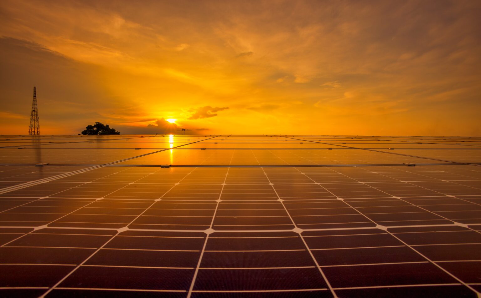 Solarzellen vor einem Sonnenuntergang