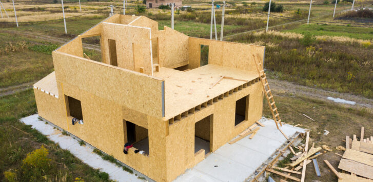 Konstruktion eines modernen Holzhauses in Modulbauweise