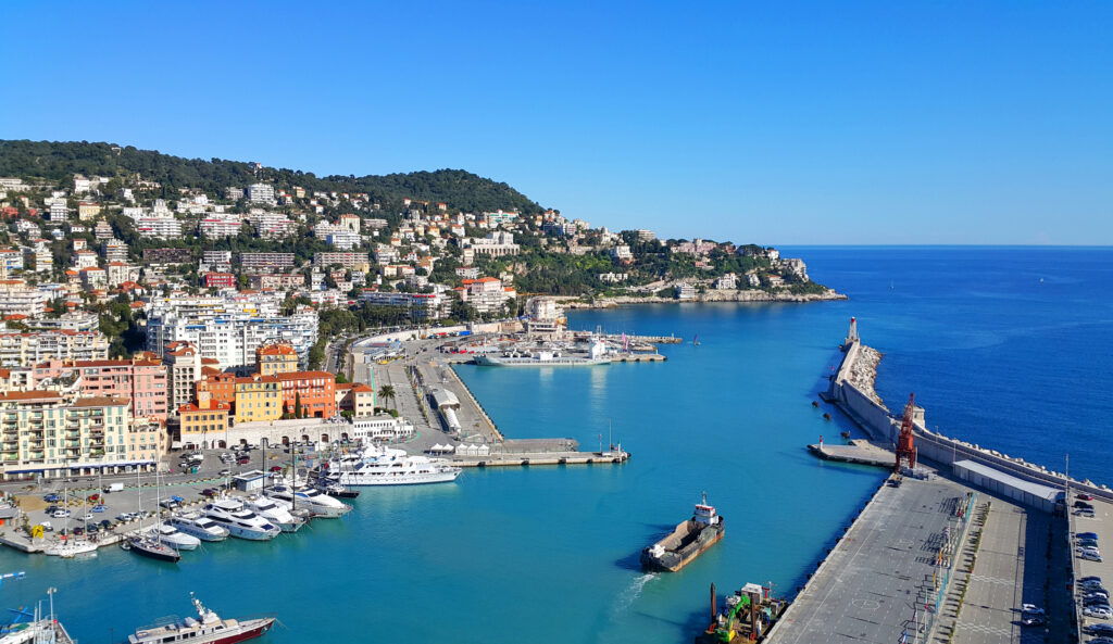 Blick auf den Hafen von Nizza und das Hinterland