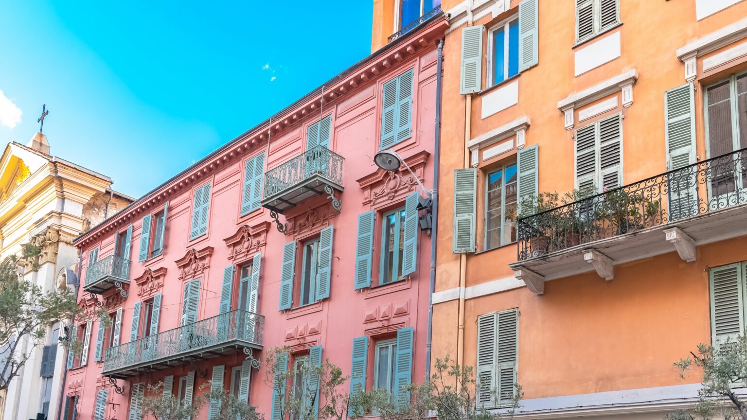 Häuserfront in Nizza