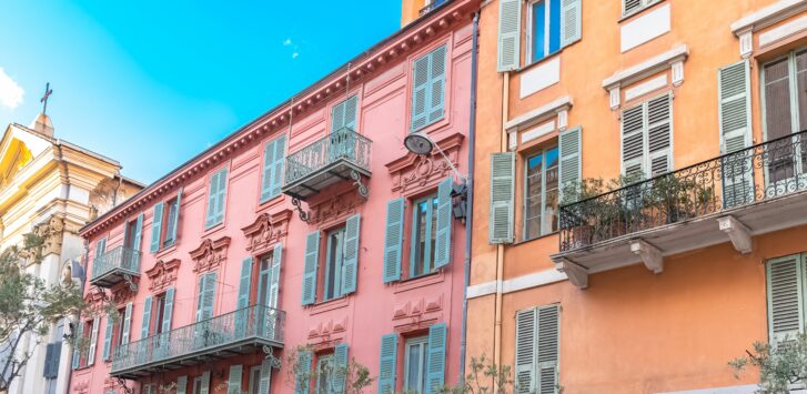 Häuserfront in Nizza