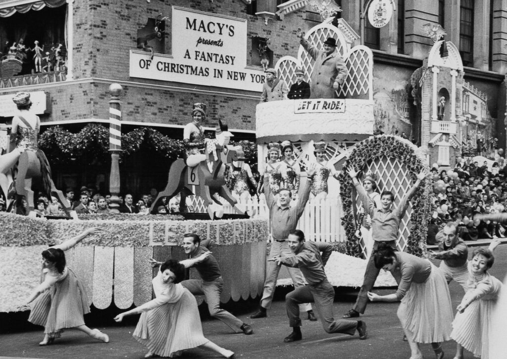 Foto in schwarz-weiß, das Macys Christmas Fantasy zeigt: viele Tänzer und Kostüme 