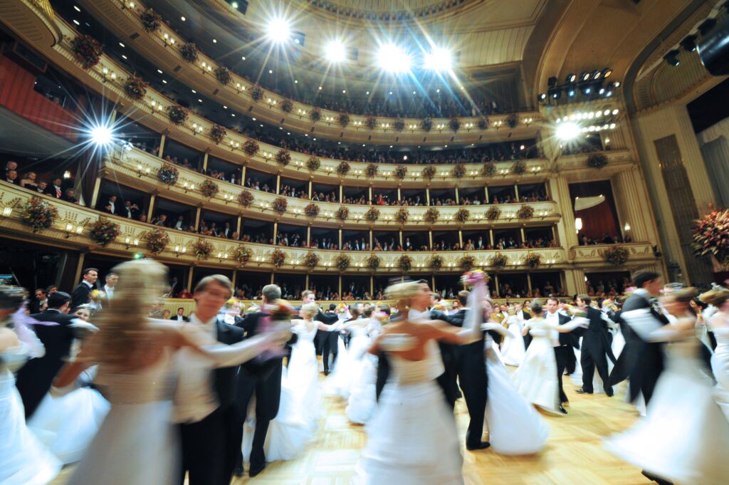 Debütanten-Paare tanzen auf dem Parkett der Wiener Staatsoper am Wiener Opernball