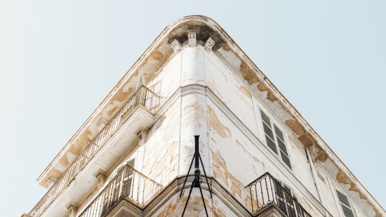 Mehr Wohnraum durch Dachgeschoß-Ausbau in Wien: TOPSAN zeigt, wie Altbausanierungen zu einer nachhaltigen Wohnraumerweiterung führen.