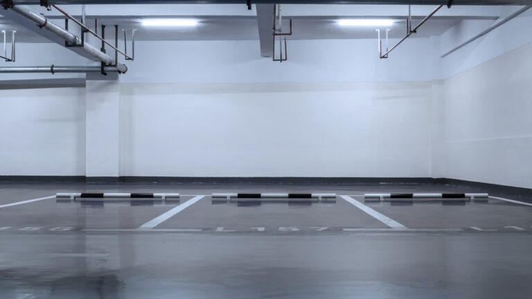 Ölspuren und Schmutz hinterlassen langfristig Schäden an Oberflächen. Die EmaDen Reinigungs GmbH sorgt mit professioneller Garagenreinigung für gepflegte Parkplätze und nachhaltigen Werterhalt