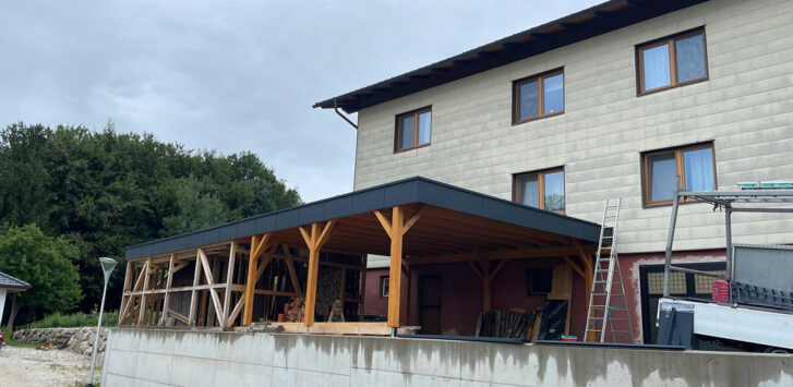 Moderne Dachsanierung von Fertl Dachbau: Wertsteigerung und Langlebigkeit für Immobilien.