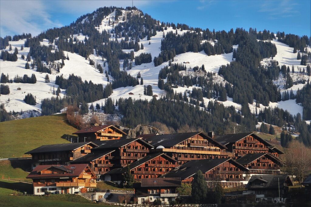 Historische Alpenhotel-Fassade vor Bergkulisse als Symbolbild für den Alpine Hospitality Summit in Kitzbühel – Foto: pasja1000 / Pixabay