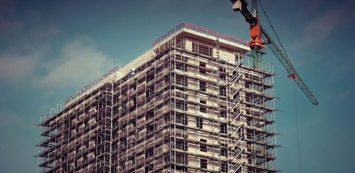 Wohnstraße mit Baukran im Hintergrund symbolisiert die Lage der Bauzinsen und des Immobilienmarkts in Deutschland – Foto: 652234 / Pixabay
