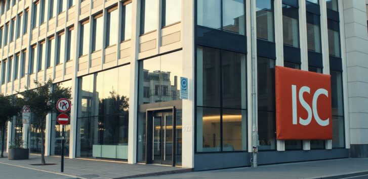 Exterior view of a modern office building facade in Munich with glass front and clean architectural lines, daytime, soft natural light, no visible logos or people, wide-angle stree – Symbolbild, KI-erzeugt