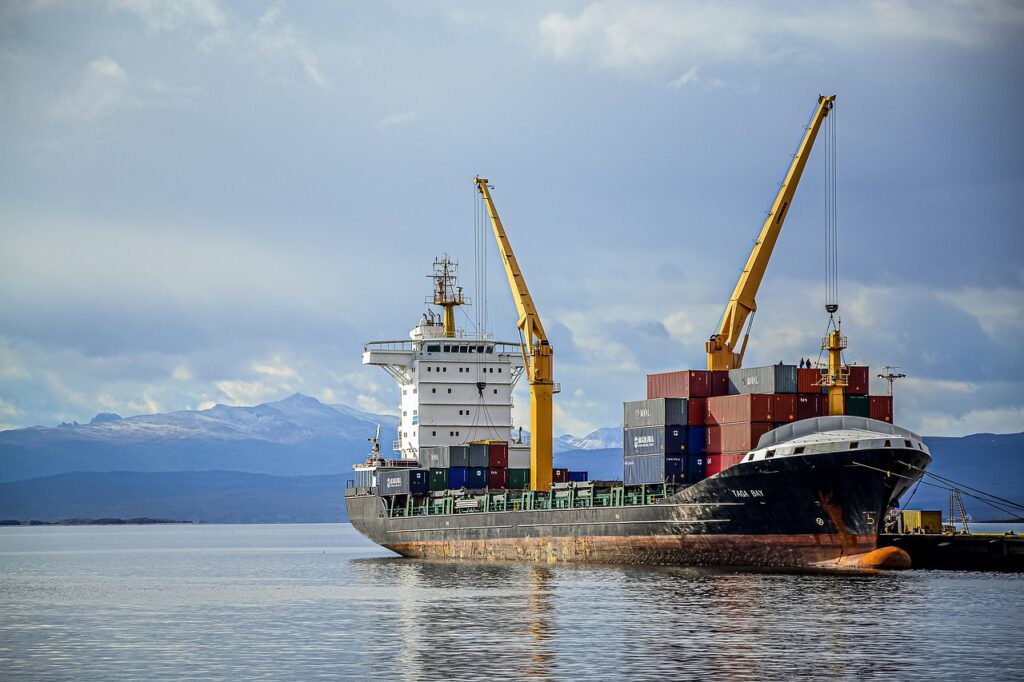 Ein Containerhafen mit Kränen symbolisiert die Debatte um die Wettbewerbsfähigkeit Europas in der Industrie – Foto: hunt-er / Pixabay