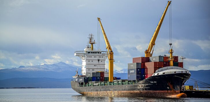 Ein Containerhafen mit Kränen symbolisiert die Debatte um die Wettbewerbsfähigkeit Europas in der Industrie – Foto: hunt-er / Pixabay