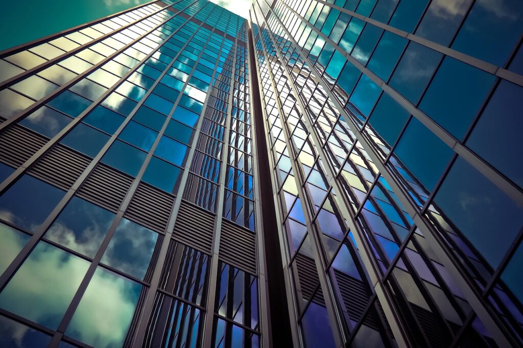 Moderne Bürogebäude und Baukräne stehen sinnbildlich für die aktuelle Stimmung am Immobilienmarkt Österreich nach der Expo Real 2026 – Foto: 652234 / Pixabay