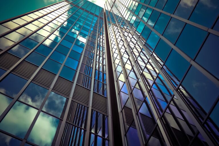 Moderne Bürogebäude und Baukräne stehen sinnbildlich für die aktuelle Stimmung am Immobilienmarkt Österreich nach der Expo Real 2026 – Foto: 652234 / Pixabay