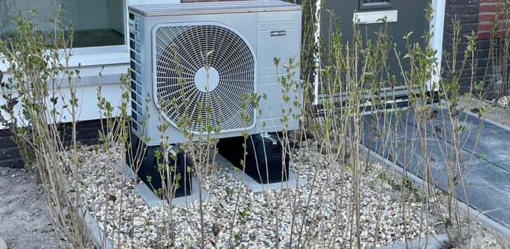 Eine neu installierte Wärmepumpe vor einer frisch gedämmten Hausfassade zeigt, wie die Förderung für den Heizungstausch ab 2027 wirkt – Foto: HarmvdB / Pixabay