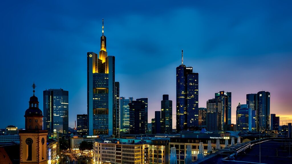 Die moderne Fassade eines Bankgebäudes steht sinnbildlich für das gestiegene Geldvermögen in Deutschland – Foto: 12019 / Pixabay