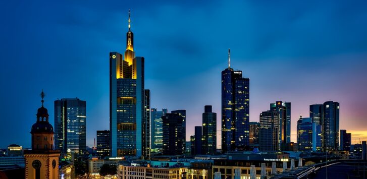 Die moderne Fassade eines Bankgebäudes steht sinnbildlich für das gestiegene Geldvermögen in Deutschland – Foto: 12019 / Pixabay