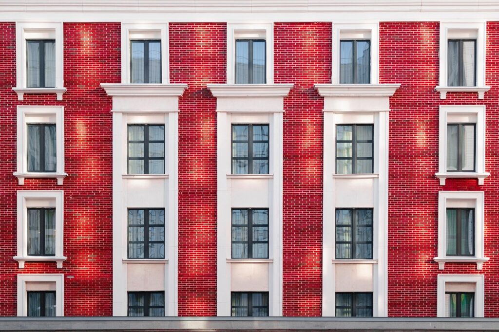 Moderner Wohnblock zeigt, wie gemeinnützige Mieten günstiger sind als vergleichbare private Wohnungen – Foto: roketpik / Pixabay