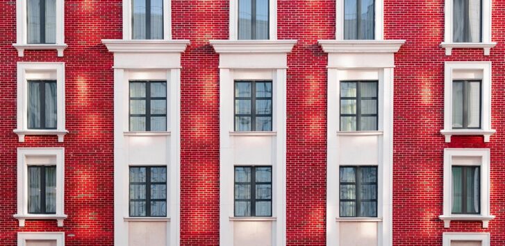 Moderner Wohnblock zeigt, wie gemeinnützige Mieten günstiger sind als vergleichbare private Wohnungen – Foto: roketpik / Pixabay