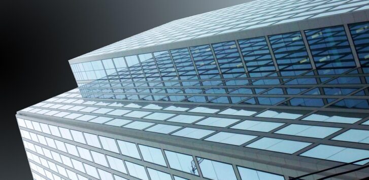 Moderne Bürofassade symbolisiert die Immobilienbranche rund um den ImmoAward 2026 in Berlin und Brandenburg – Foto: moritz320 / Pixabay