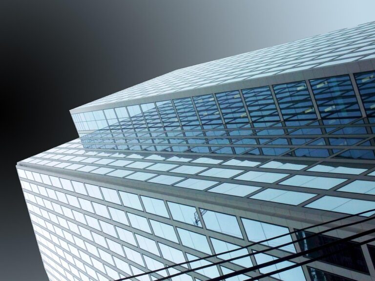 Moderne Bürofassade symbolisiert die Immobilienbranche rund um den ImmoAward 2026 in Berlin und Brandenburg – Foto: moritz320 / Pixabay