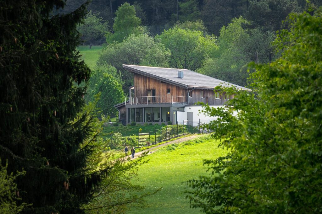Ein ruhiger Straßenzug mit Einfamilienhäusern symbolisiert den leistbaren Wohnungsmarkt bei Mieten im Burgenland – Foto: Didgeman / Pixabay