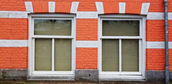 Ein abgeschlossenes Kellerabteil mit stabilem Vorhängeschloss zeigt, wie sich ein Kellereinbruch im Wohnhaus durch bessere Sicherung verhindern lässt – Foto: MabelAmber / Pixabay