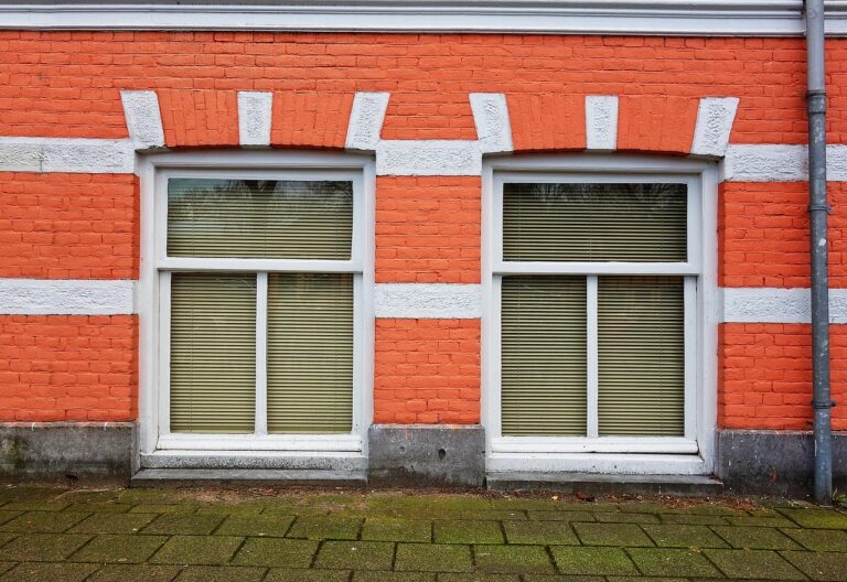 Ein abgeschlossenes Kellerabteil mit stabilem Vorhängeschloss zeigt, wie sich ein Kellereinbruch im Wohnhaus durch bessere Sicherung verhindern lässt – Foto: MabelAmber / Pixabay