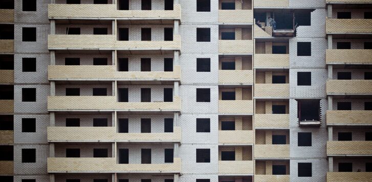 Leerstandsabgabe München: Wohnhäuser mit teils verschlossenen Fensterläden in einer Münchner Wohnstraße – Foto: StockSnap / Pixabay