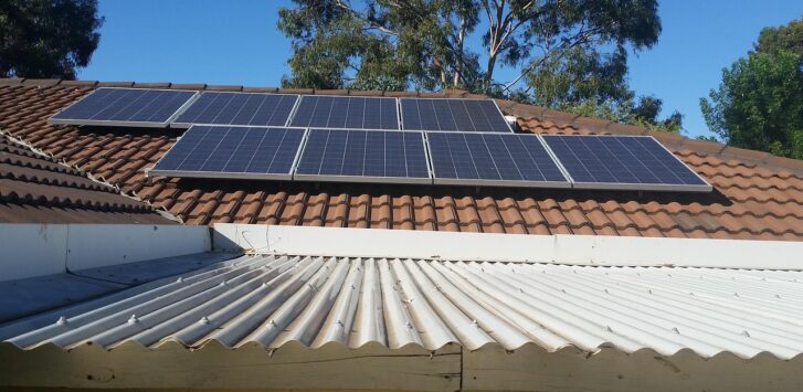 Handwerkerhände montieren Photovoltaik-Module auf einem Hausdach im Rahmen der PV-Förderung für Hausbesitzer – Foto: colmkay / Pixabay