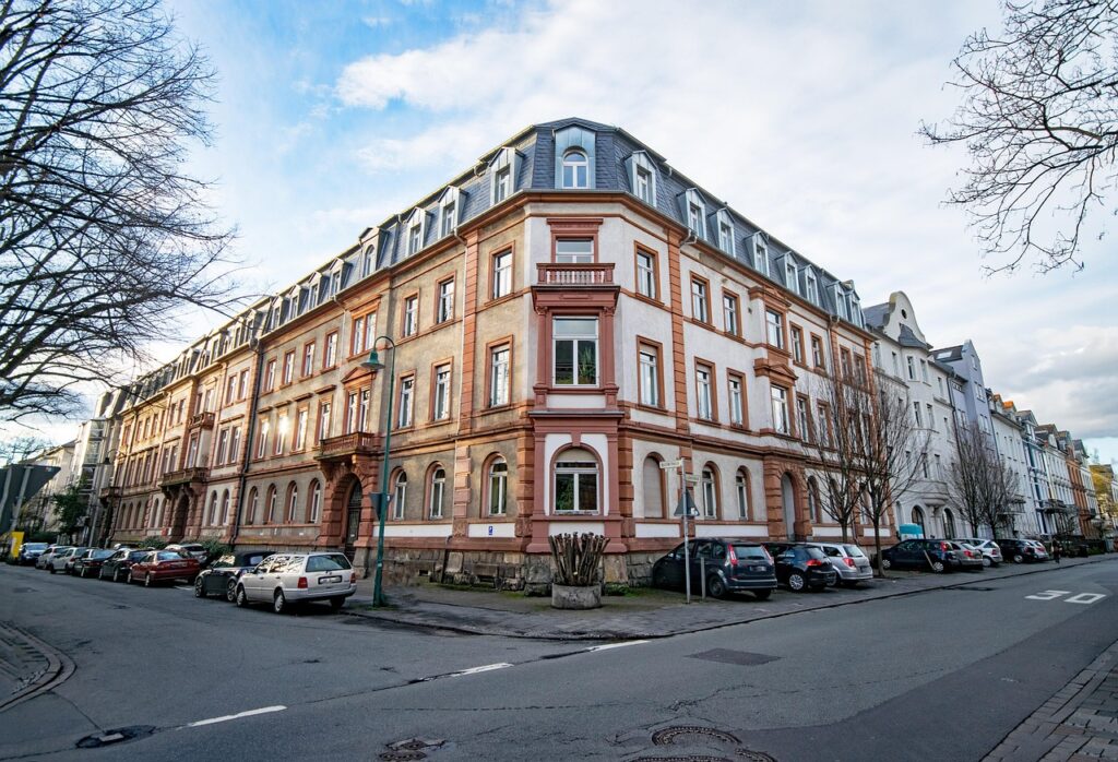 Ein Wohnstraßenzug mit mehrstöckigen Gebäuden steht sinnbildlich für die steigende Miete in der Steiermark – Foto: lapping / Pixabay
