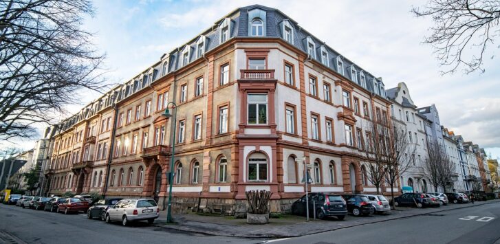 Ein Wohnstraßenzug mit mehrstöckigen Gebäuden steht sinnbildlich für die steigende Miete in der Steiermark – Foto: lapping / Pixabay