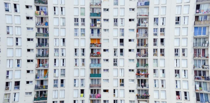 Eine ruhige Dorfstraße am Abend symbolisiert den Umzug vieler Mieter aus der Großstadt aufs Land wegen hoher Mietpreise – Foto: stokpic / Pixabay