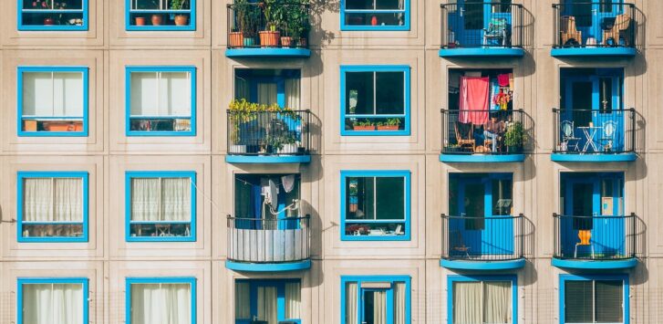 Gemeinschaftsgarten in einem Wohnprojekt, das auf soziale Nachhaltigkeit im Wohnbau setzt – Foto: Pexels / Pixabay