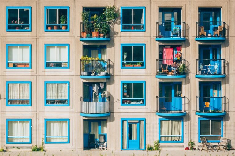 Gemeinschaftsgarten in einem Wohnprojekt, das auf soziale Nachhaltigkeit im Wohnbau setzt – Foto: Pexels / Pixabay