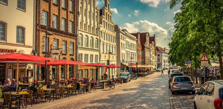 Ladenzeile in einer Innenstadt, in der sich die Gewerbemieten verändern und neue Geschäfte einziehen – Foto: scholty1970 / Pixabay