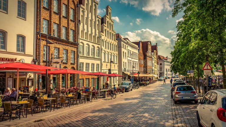 Ladenzeile in einer Innenstadt, in der sich die Gewerbemieten verändern und neue Geschäfte einziehen – Foto: scholty1970 / Pixabay