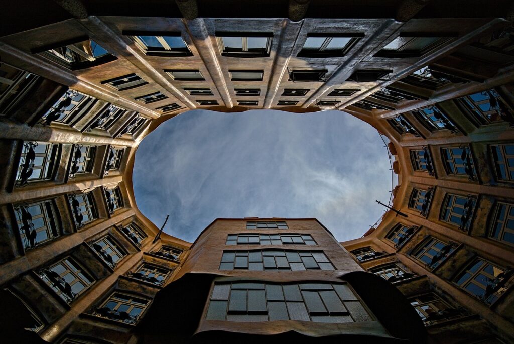 Fassade eines Wiener Wohnhauses mit Briefkästen, Symbolbild für die Betriebskosten-Rückforderung nach dem OGH-Urteil – Foto: smartschwarz / Pixabay