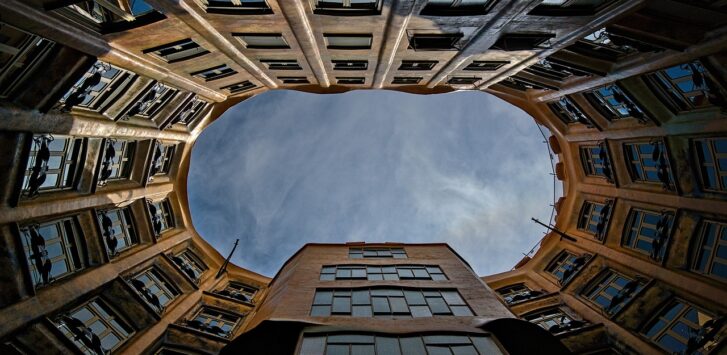 Fassade eines Wiener Wohnhauses mit Briefkästen, Symbolbild für die Betriebskosten-Rückforderung nach dem OGH-Urteil – Foto: smartschwarz / Pixabay