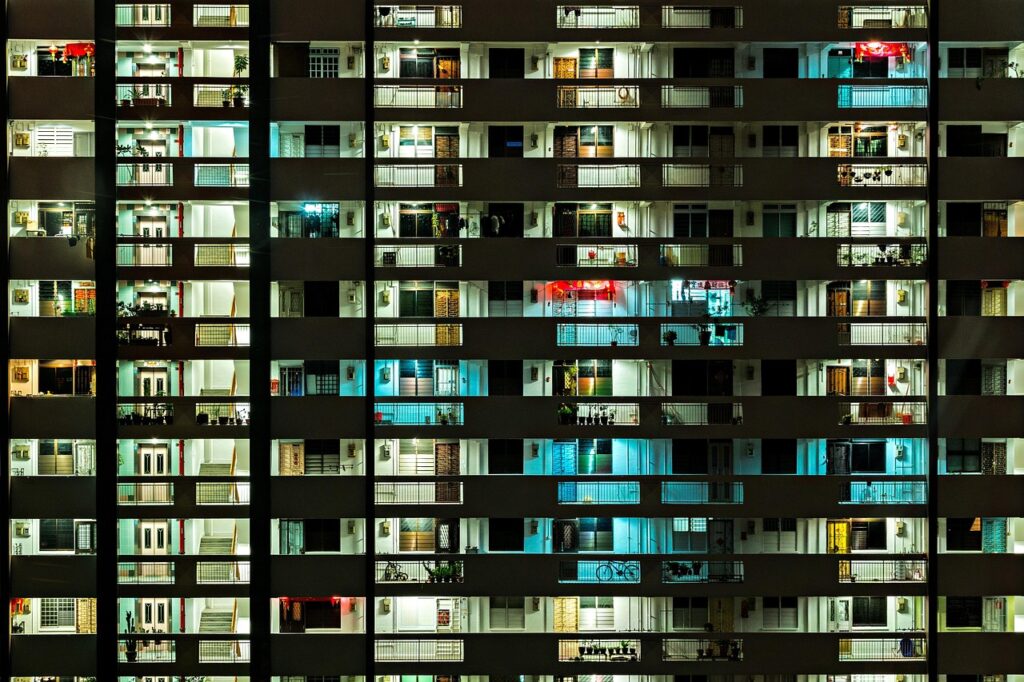 Moderne Wohngebäudefassade in einer deutschen Stadt, passend zu den Ergebnissen der Bank Lending Survey zu Wohnungsbaukrediten – Foto: xegxef / Pixabay