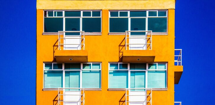Wohngebäude in einer oberösterreichischen Stadt stehen für die aktuellen Wohnungspreise Oberösterreich – Foto: rotekirsche20 / Pixabay