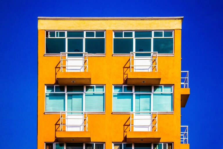 Wohngebäude in einer oberösterreichischen Stadt stehen für die aktuellen Wohnungspreise Oberösterreich – Foto: rotekirsche20 / Pixabay